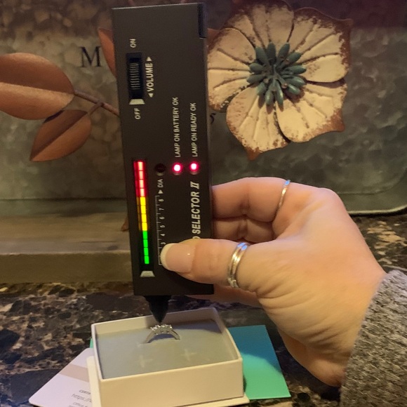 💕Beautiful 3 stone brilliant white Moissanite - Picture 7 of 8